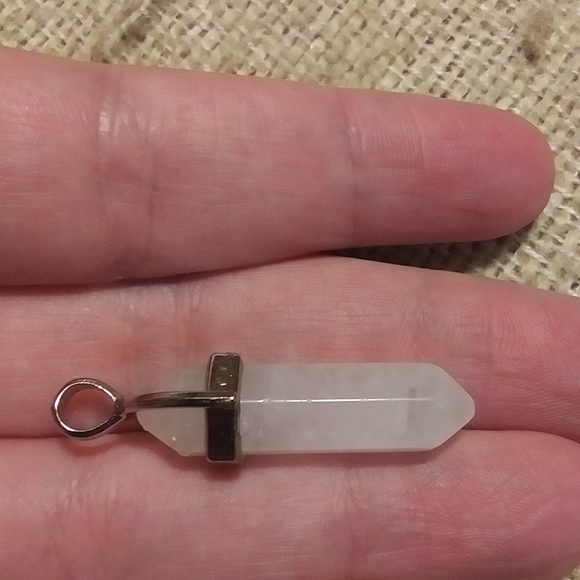 Crystal quartz point pendant - Picture 2 of 2
